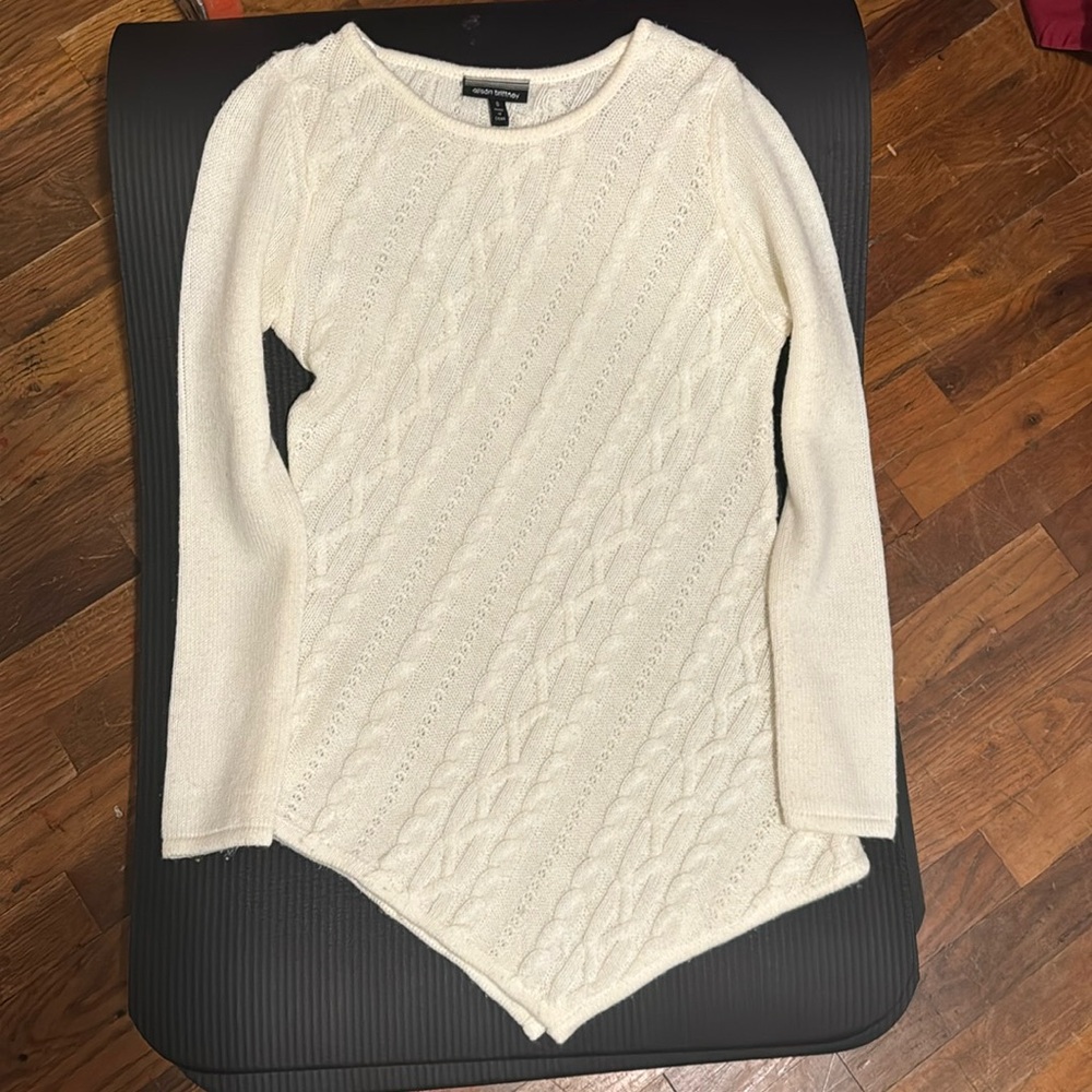 Allison Brittney, Small, cream color